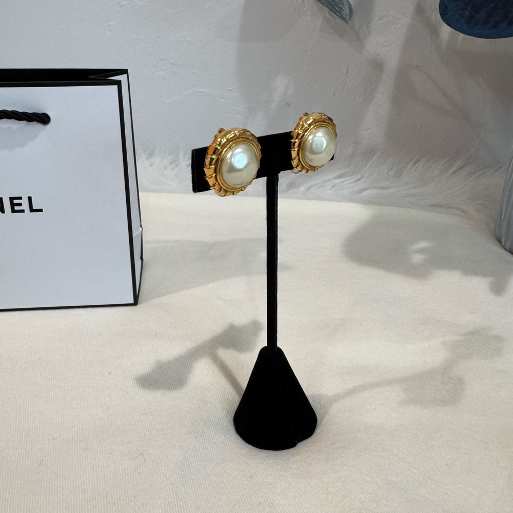 SOLD‼️Chanel 1980s Faux Pearl Button Clip-On Vintage Earrings - Picture 9 of 16
